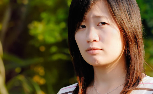 亞洲美麗的女孩在戶外