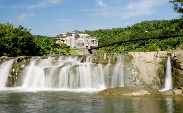 瀑布和河