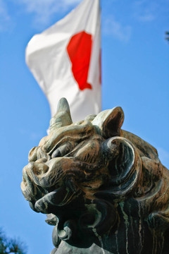 寺廟前的日本雕像