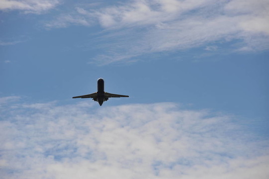 飛機在天空中飛行