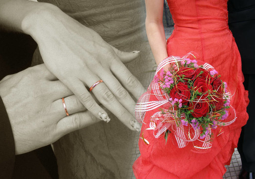 結婚戒指和婚禮花束