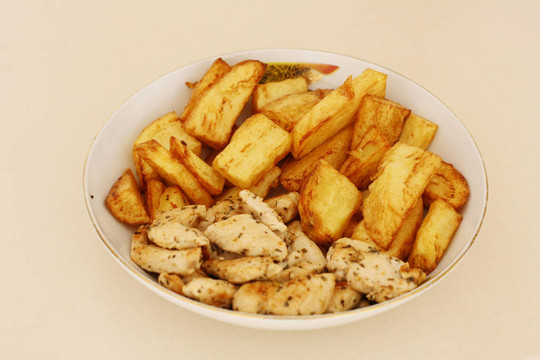 雞肉和炸薯條