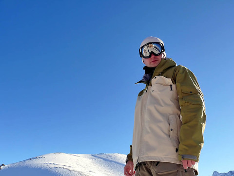 站在山上滑雪高峰
