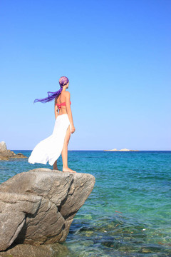 曬黑的比基尼女郎在海