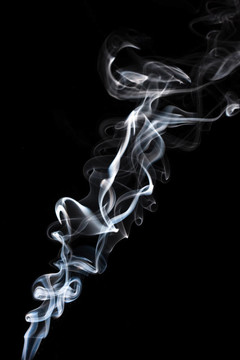 在黑色背景上吸煙