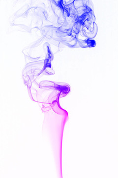 白色背景上的煙霧