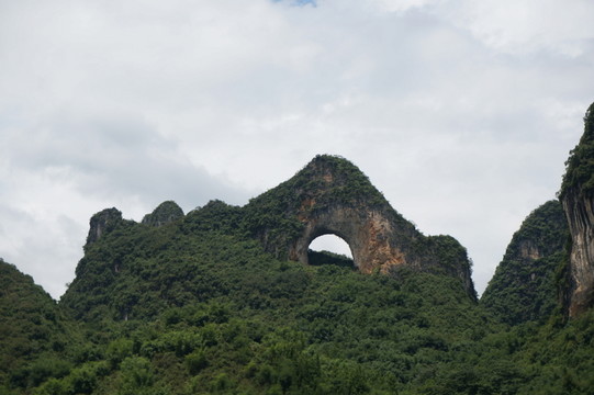 月亮山