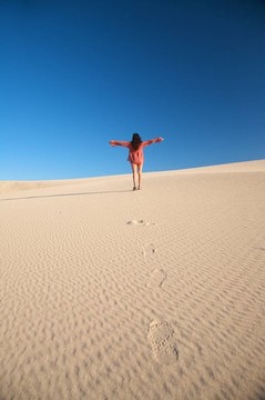 沙漠沙丘上的快樂女人