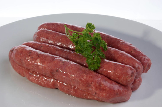 豬肉黑胡椒香腸在白盤子上