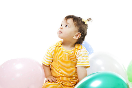 在她的第一個生日氣球?qū)殞氶_心