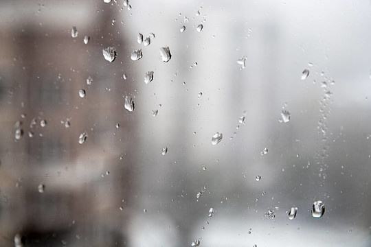 在暴風(fēng)雪期間在玻璃上滴