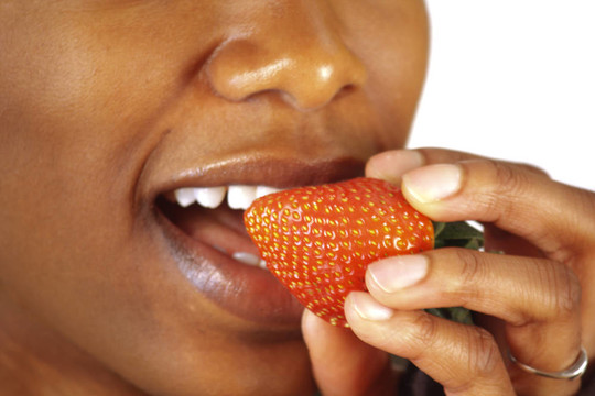 非洲裔婦女咬Strawberry