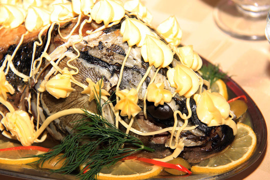 烤鱘魚飾以檸檬；海水產(chǎn)物；vegetableso