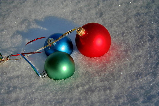 雪地上的圣誕樹裝飾