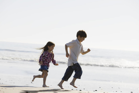 孩子們在Beach跑步