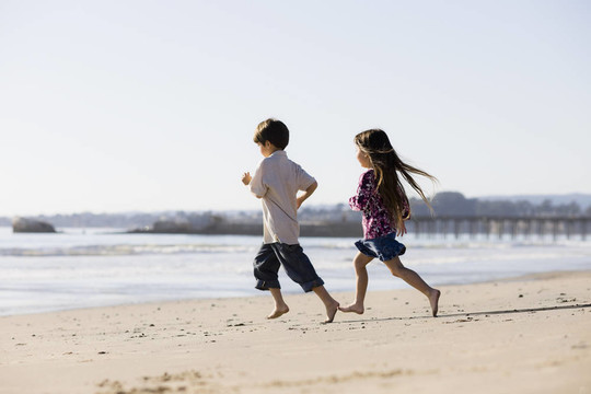 孩子們在Beach跑步