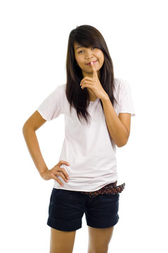 女人用手指放在她的嘴唇上