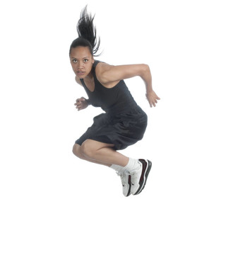 美麗的非洲裔婦女跳躍
