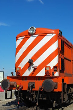 古董和橙色運(yùn)輸列車