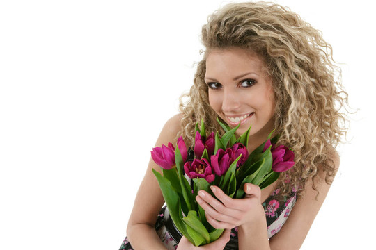 帶著郁金香花束的女人