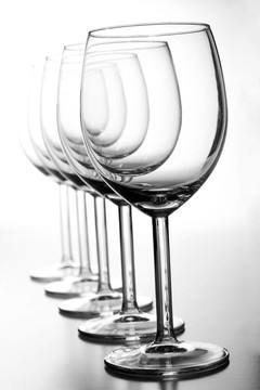 空的酒杯
