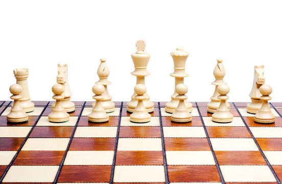 白色背景下的國際象棋。