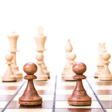 白色背景下的國際象棋。