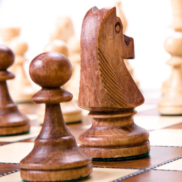 白色背景下的國際象棋。