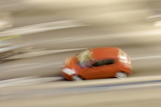 運動中的紅色汽車