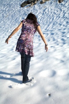 薩拉曼卡下雪的女人
