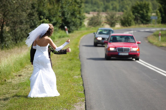 新婚夫婦想搭便車