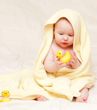 帶橡皮鴨的嬰兒