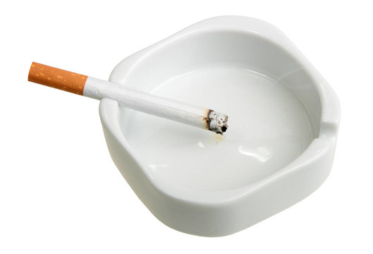白色的煙灰缸和香煙。