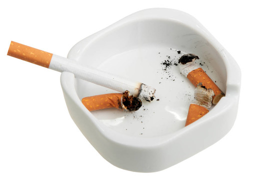 與吸煙煙頭和香煙的白色的煙灰缸。