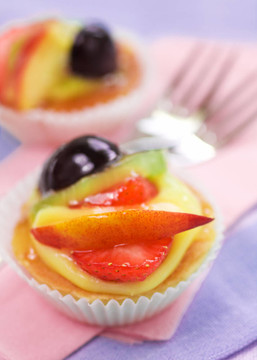 水果和叉子的糕点