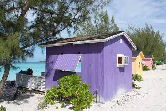 在熱帶海灘豐富多彩的小屋