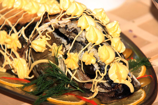烤鱘魚飾以檸檬；海水產(chǎn)物；vegetableso