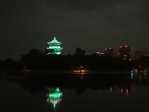 夜色中的光塔