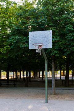 盧森堡公園籃球架