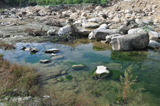 小河流水