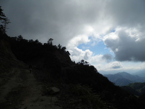 藍(lán)天烏云和山路