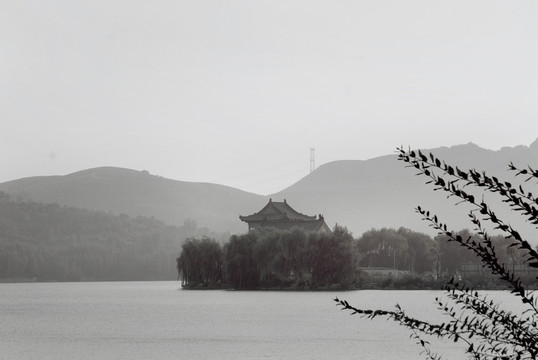 湖畔古建黑白