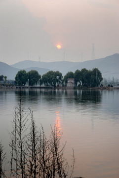 湖畔夕陽