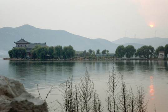 湖畔夕陽