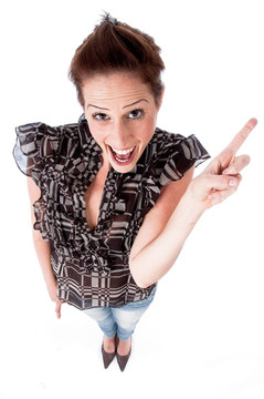 年輕自信的女人指著她的左手指