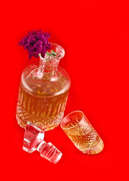 與酒精飲料和花跳汰機(jī)水晶瓶