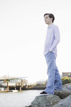 十幾歲的男孩看著Ocean