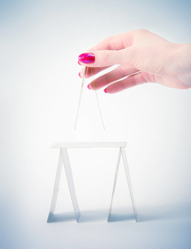 女子動手建房從打牌