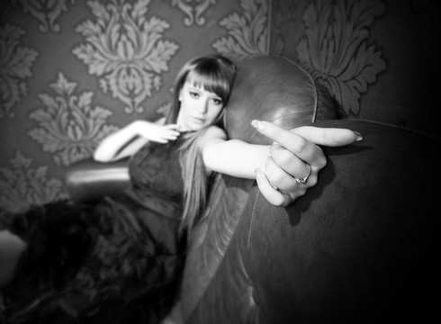 年輕的女人handsign波
