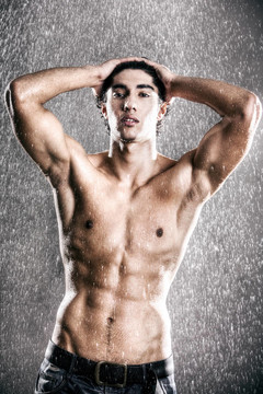 雨中的年輕的肌肉男